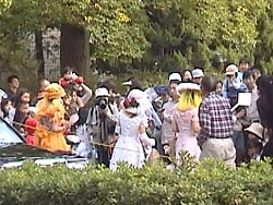 �吨�̐l�������l�ߊ|���Ă����B