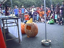 たくさんの人たちが集まってるよ。