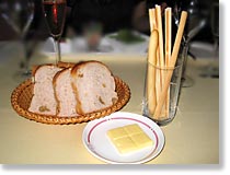 ブレッドとグリッシーニ。そしてバター。