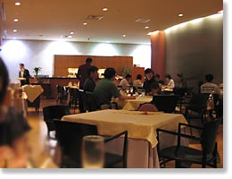 店内はいっぱいの人たちだよ。