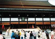 ��������̐l�������ŋL�O�B�e